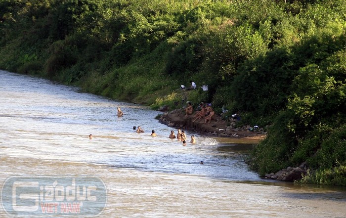 Hay ra tắm sông Hồng - một thú vui giải nhiệt có phần nguy hiểm của dân Hà Nội